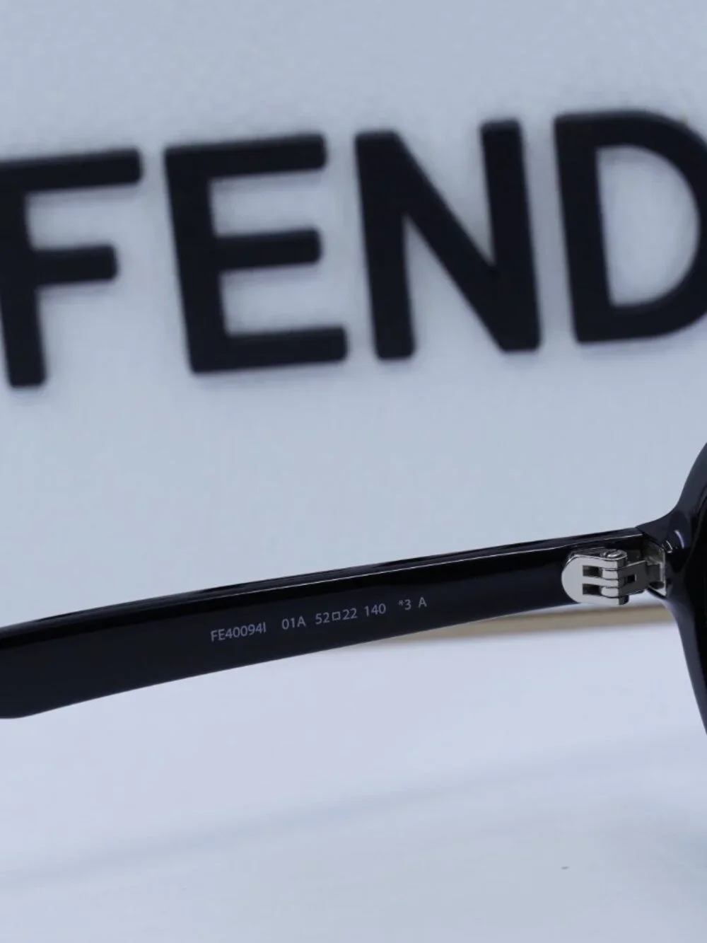 Fendi FE40094I 01A Oval Sunglasses -  Shiny Black / Smoke